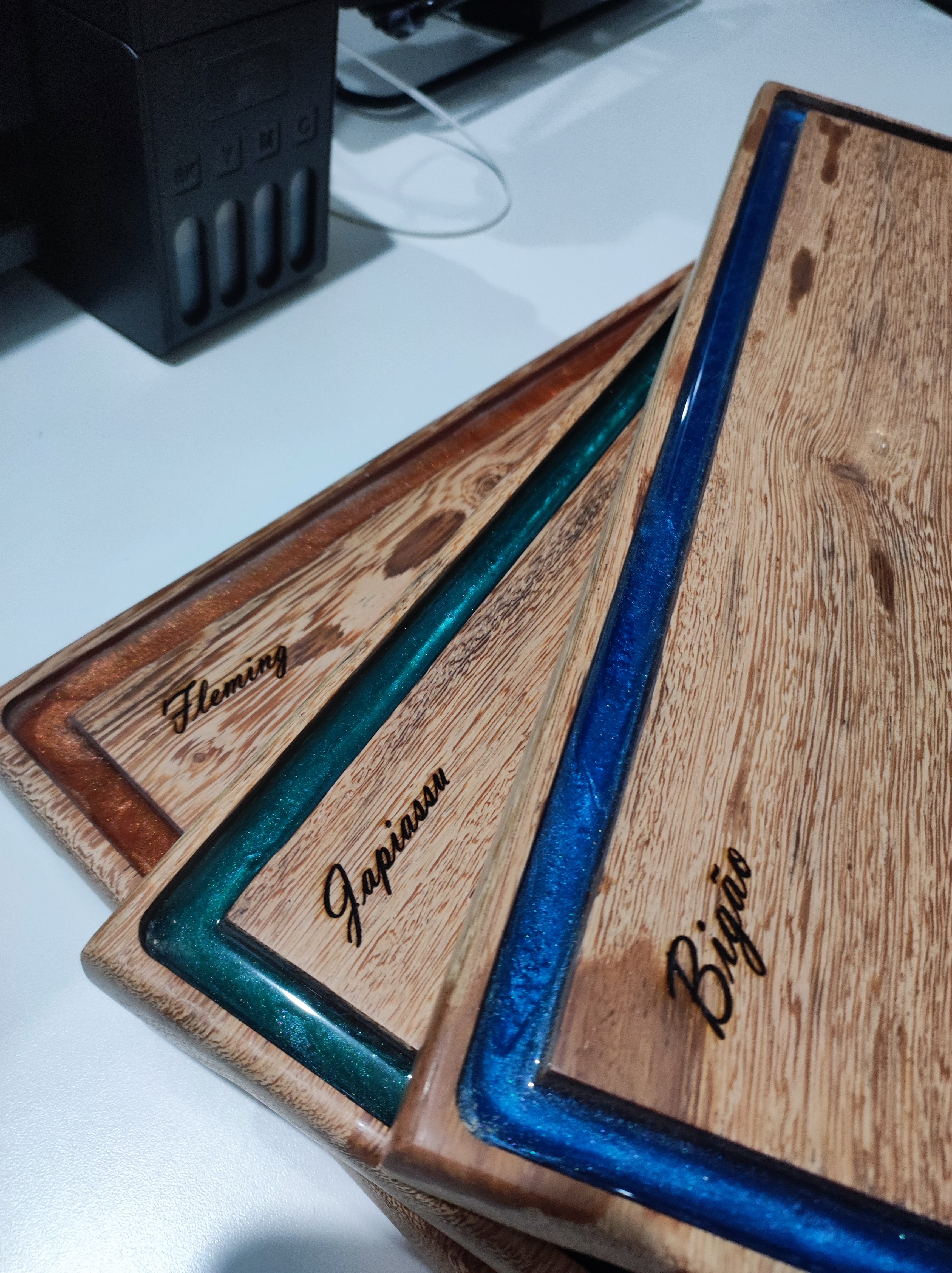 Personalização a laser em tábua artesanal
